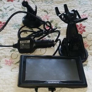 Garmin Nuvi GPS W/plug and Dash Mount Bundle 5"